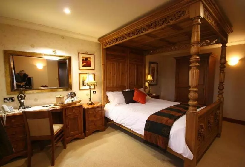 Отель Three Horseshoes Country Inn