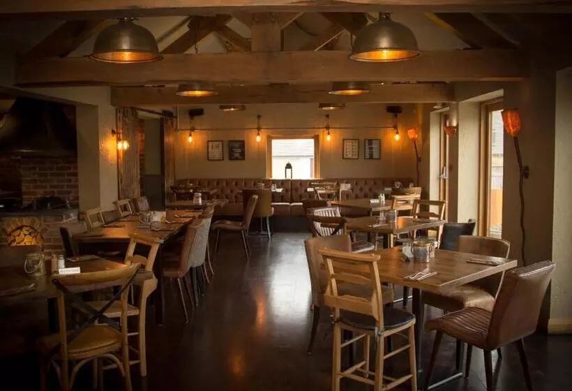 Отель Three Horseshoes Country Inn