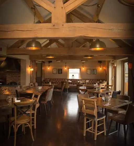 Отель Three Horseshoes Country Inn