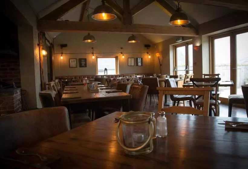 Отель Three Horseshoes Country Inn