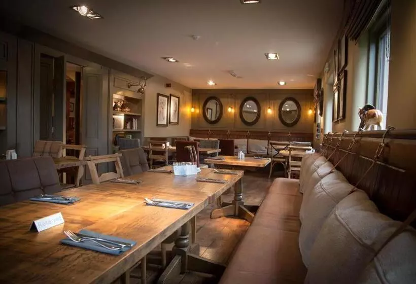 Отель Three Horseshoes Country Inn