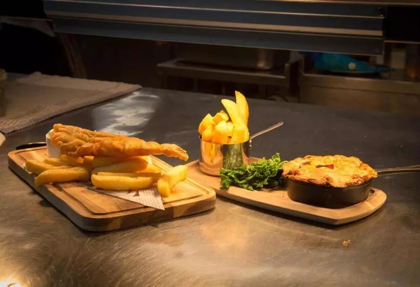 Отель Three Horseshoes Country Inn