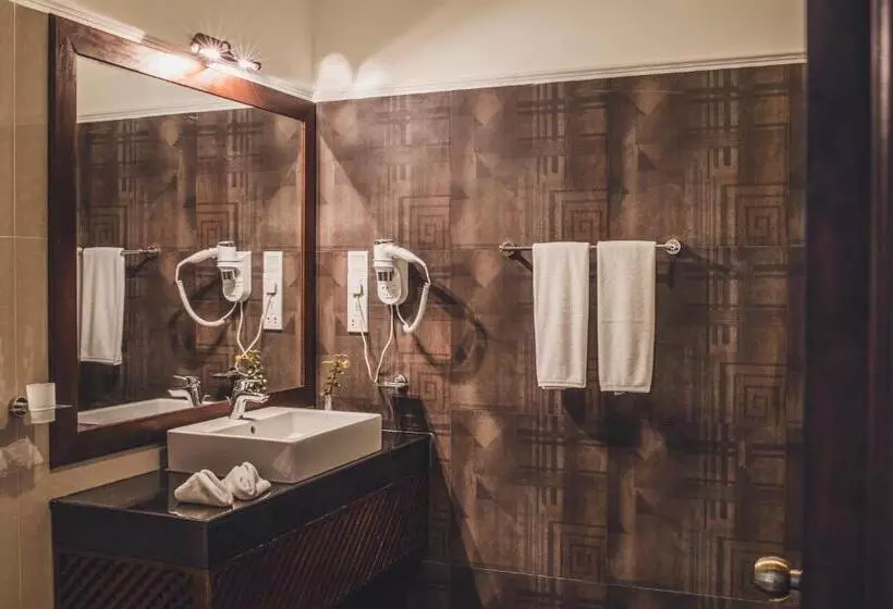 هتل Tree Of Life Nature Resort