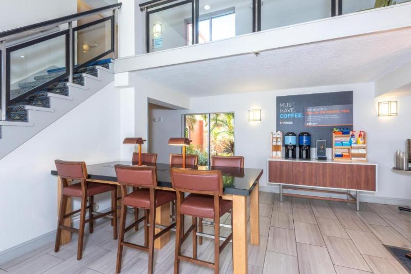 Holiday Inn Express Hotel & Suites Bradenton West, An Ihg