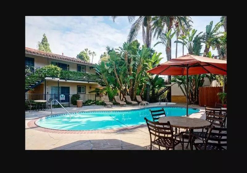 فندق Inn By The Harbor