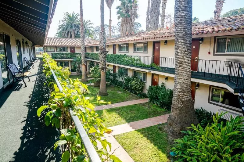 فندق Inn By The Harbor