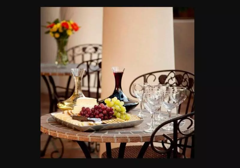 فندق Inn By The Harbor