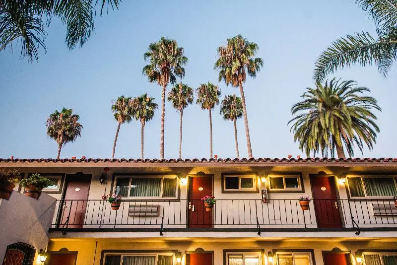 فندق Inn By The Harbor