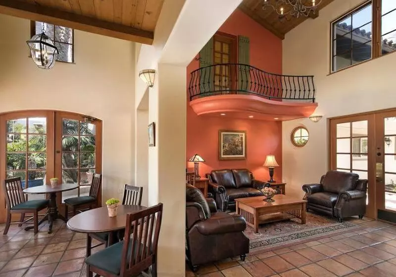 فندق Inn By The Harbor