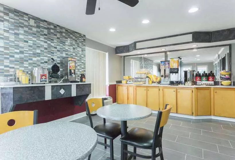 Отель Days Inn By Wyndham Forest