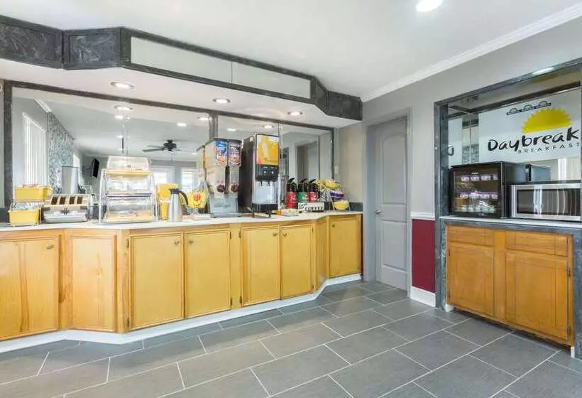 Отель Days Inn By Wyndham Forest