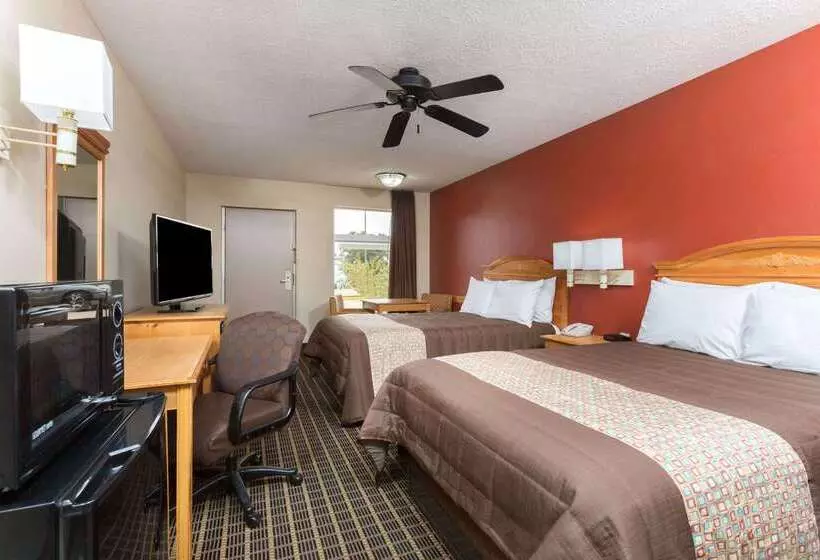 Отель Days Inn By Wyndham Forest