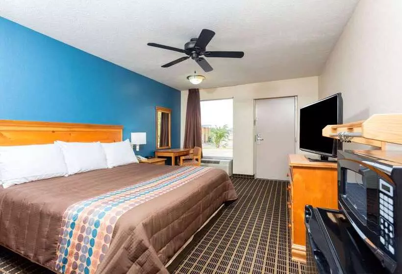 Отель Days Inn By Wyndham Forest