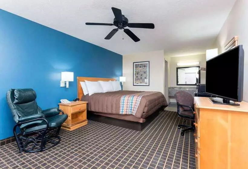 Отель Days Inn By Wyndham Forest