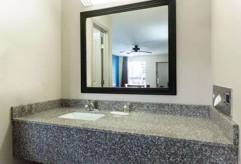 Отель Days Inn By Wyndham Forest