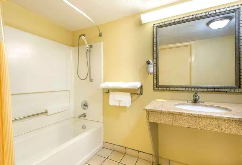 Отель Days Inn By Wyndham Shorter