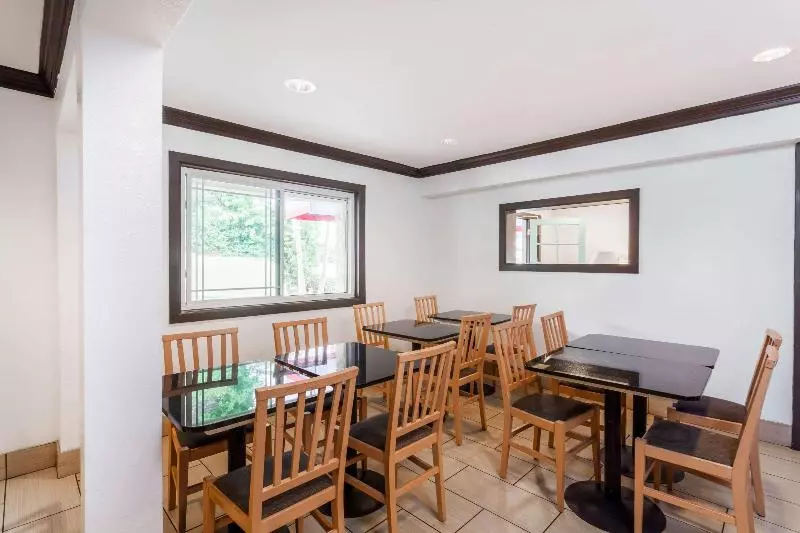 Howard Johnson By Wyndham San Diego Hotel Circle