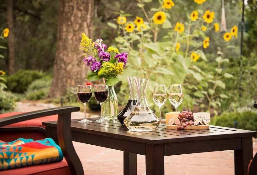 فندق Inn Of The Turquoise Bear