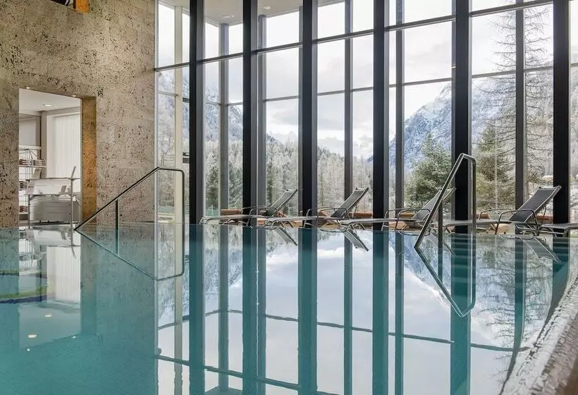 Отель Saratz Pontresina