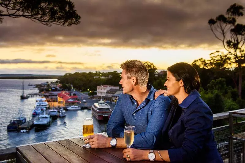 Отель Strahan Village