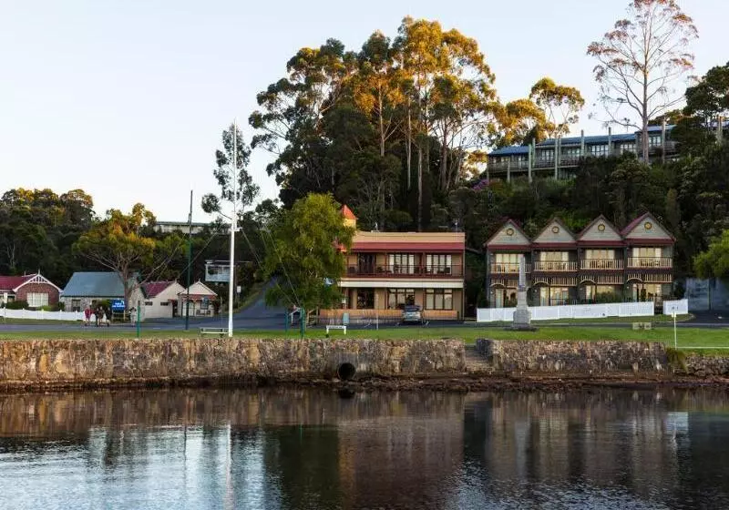 Отель Strahan Village