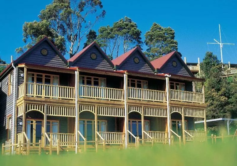 Отель Strahan Village