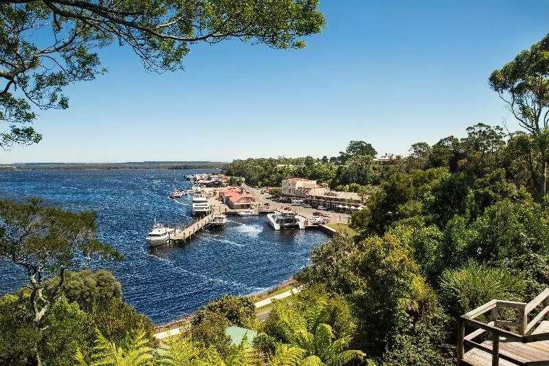 Отель Strahan Village