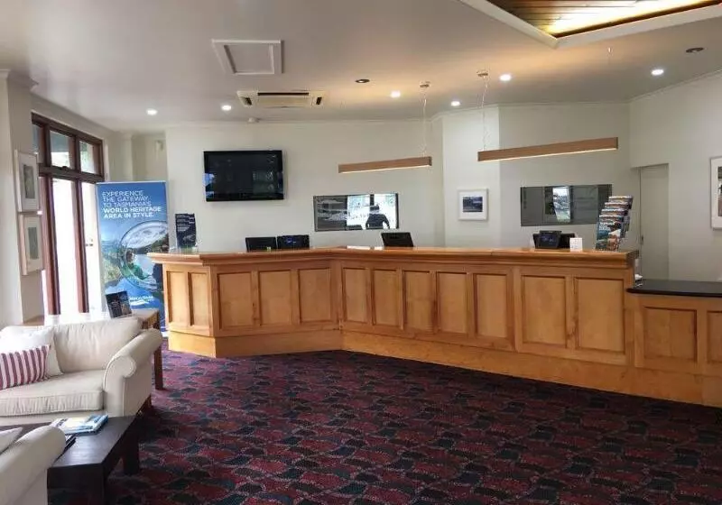 Отель Strahan Village