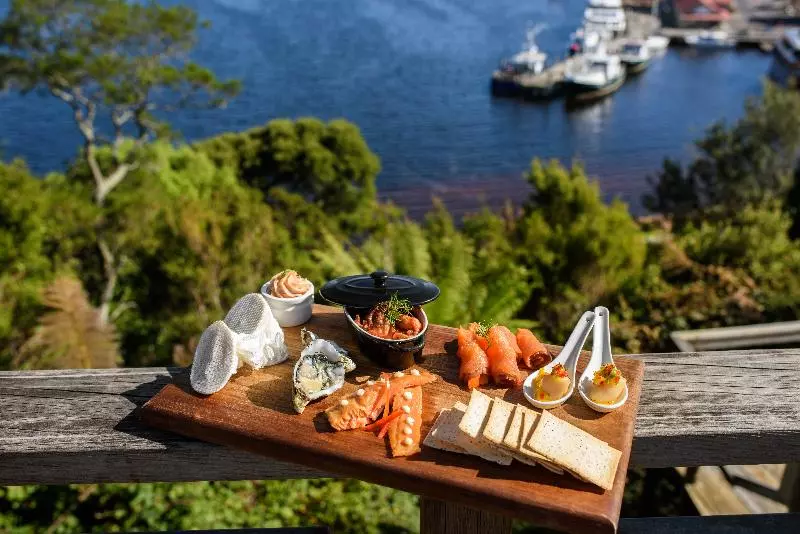 Отель Strahan Village