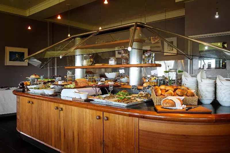 Отель Strahan Village