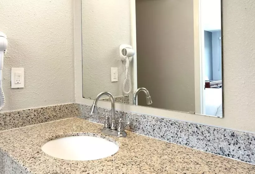 Отель Sunrise Inn Williamstown