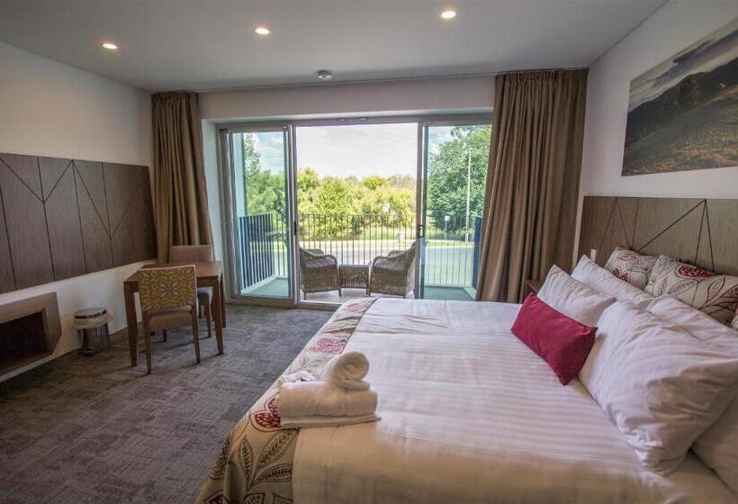 Hotel Young Federation Motor Inn And Services Club