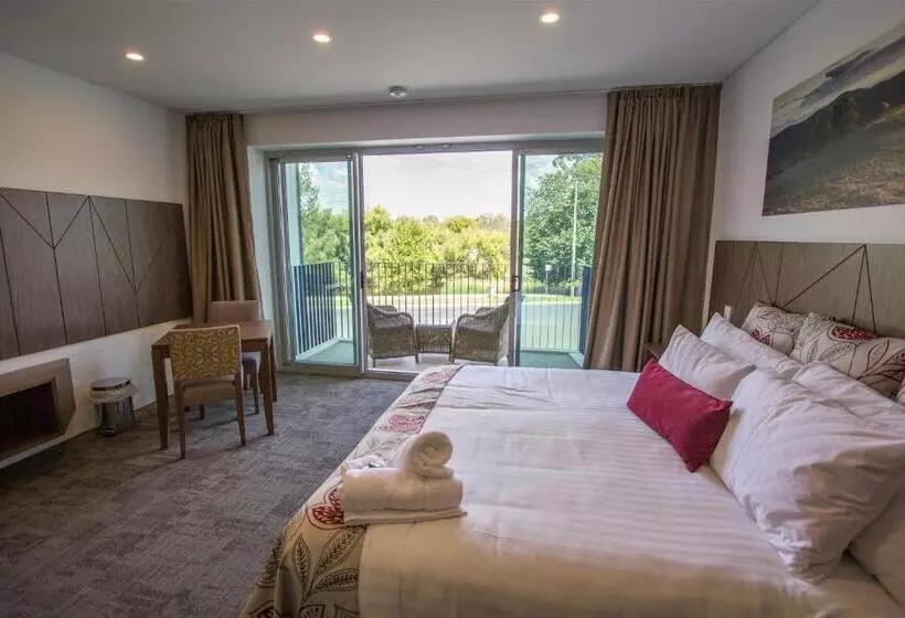 Hotel Young Federation Motor Inn And Services Club