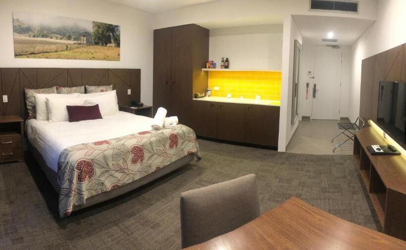 Hotel Young Federation Motor Inn And Services Club