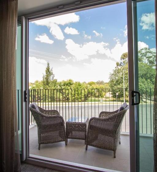 Hotel Young Federation Motor Inn And Services Club