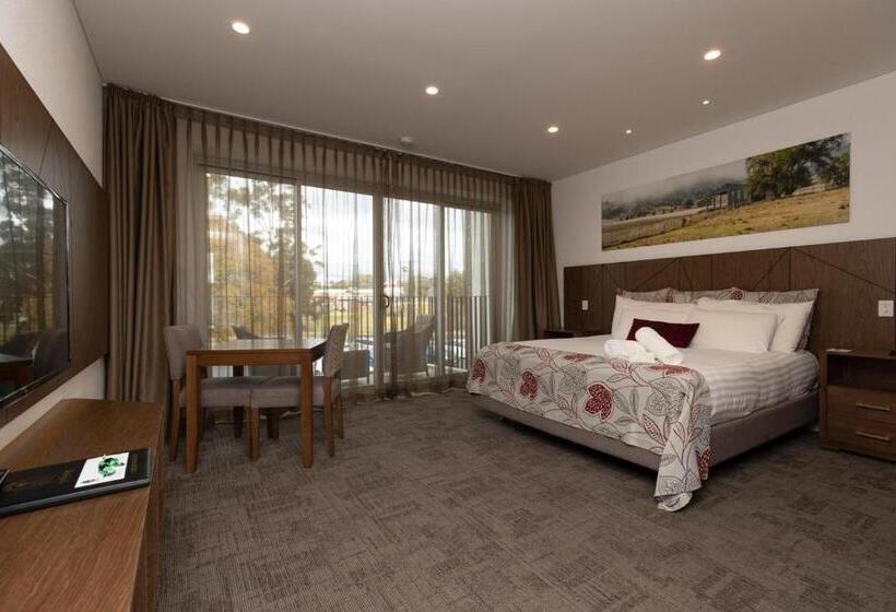 Hotel Young Federation Motor Inn And Services Club