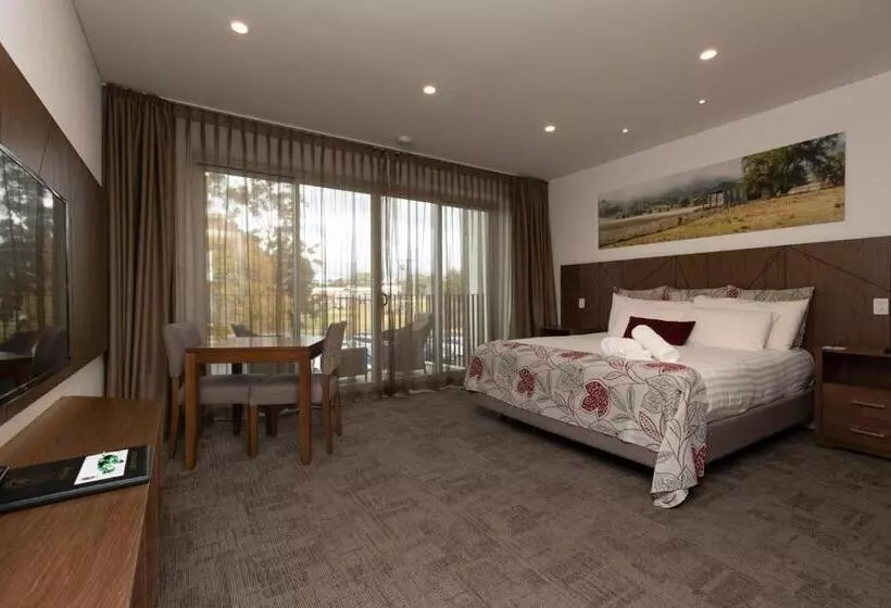 Hotel Young Federation Motor Inn And Services Club