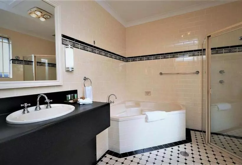 Hotel Young Federation Motor Inn And Services Club