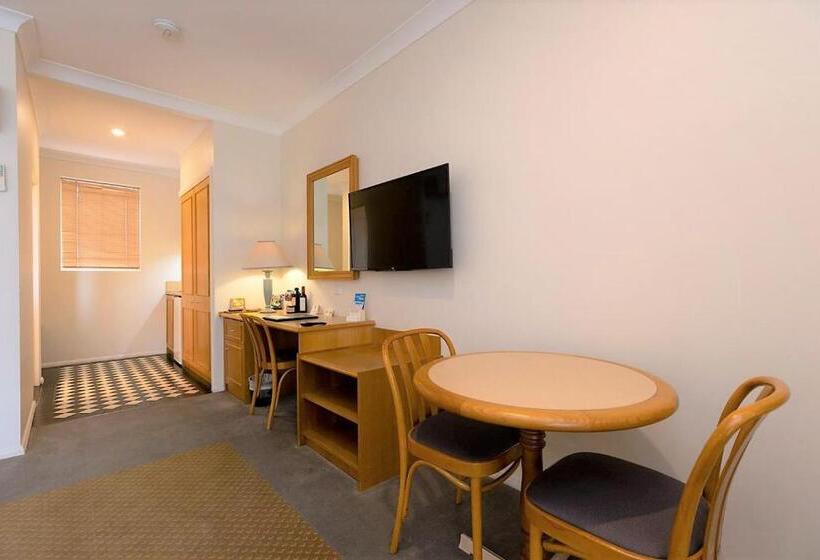 Hotel Young Federation Motor Inn And Services Club