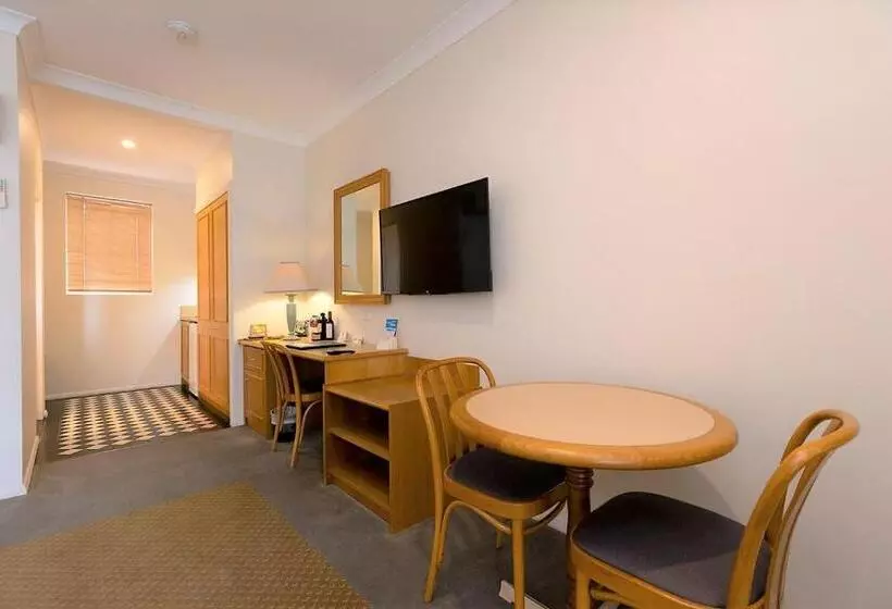 Hotel Young Federation Motor Inn And Services Club