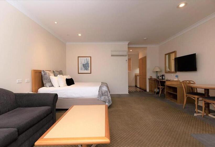 Hotel Young Federation Motor Inn And Services Club