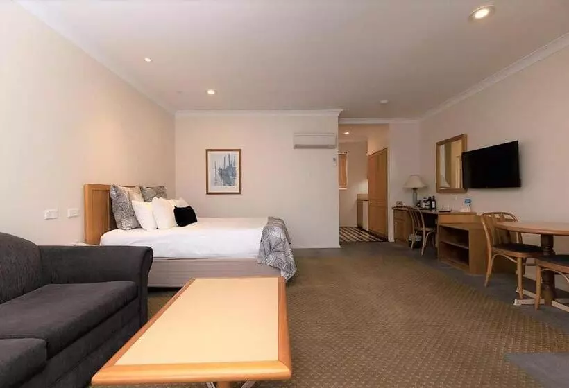 Hotel Young Federation Motor Inn And Services Club