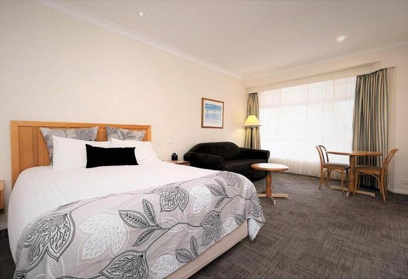 Hotel Young Federation Motor Inn And Services Club