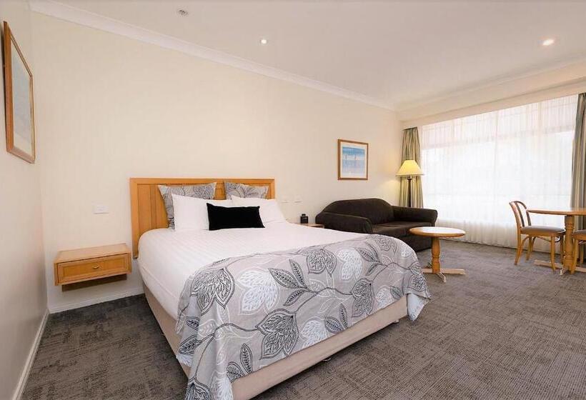 Hotel Young Federation Motor Inn And Services Club