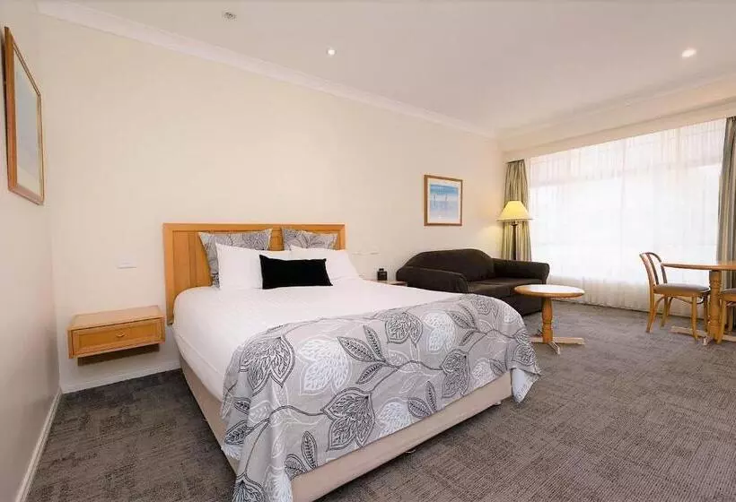 Hotel Young Federation Motor Inn And Services Club