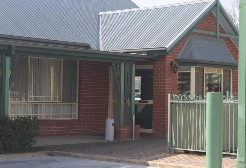 Hotel Young Federation Motor Inn And Services Club