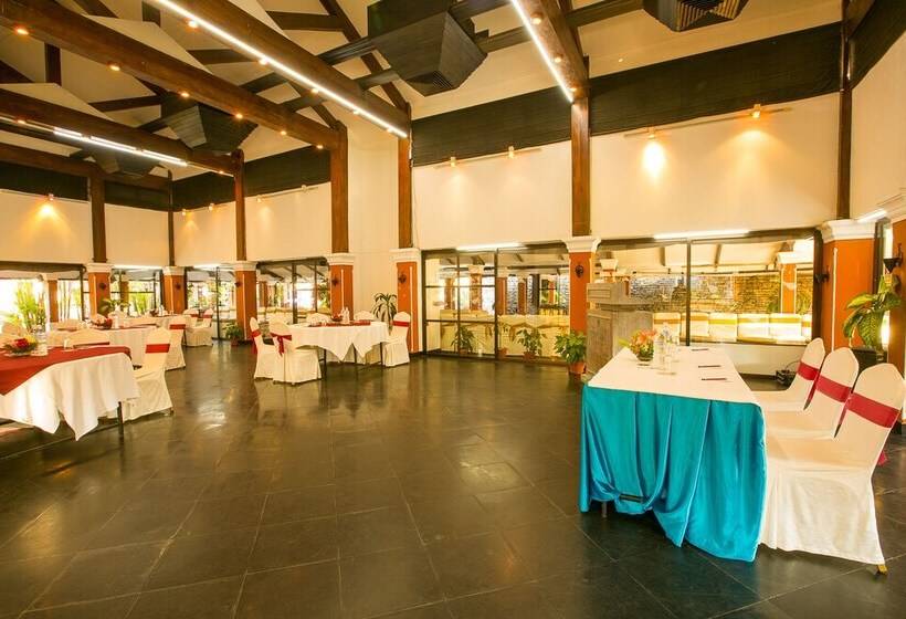 هتل Shangri La Village Resort