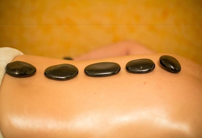 هتل Shangri La Village Resort