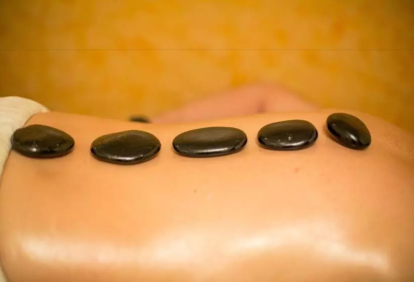 هتل Shangri La Village Resort