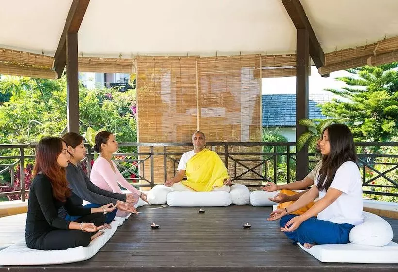 هتل Shangri La Village Resort